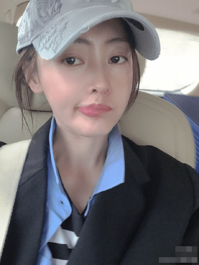 张天爱眼线,口红,眉毛都没有弄,完完全全就是素颜