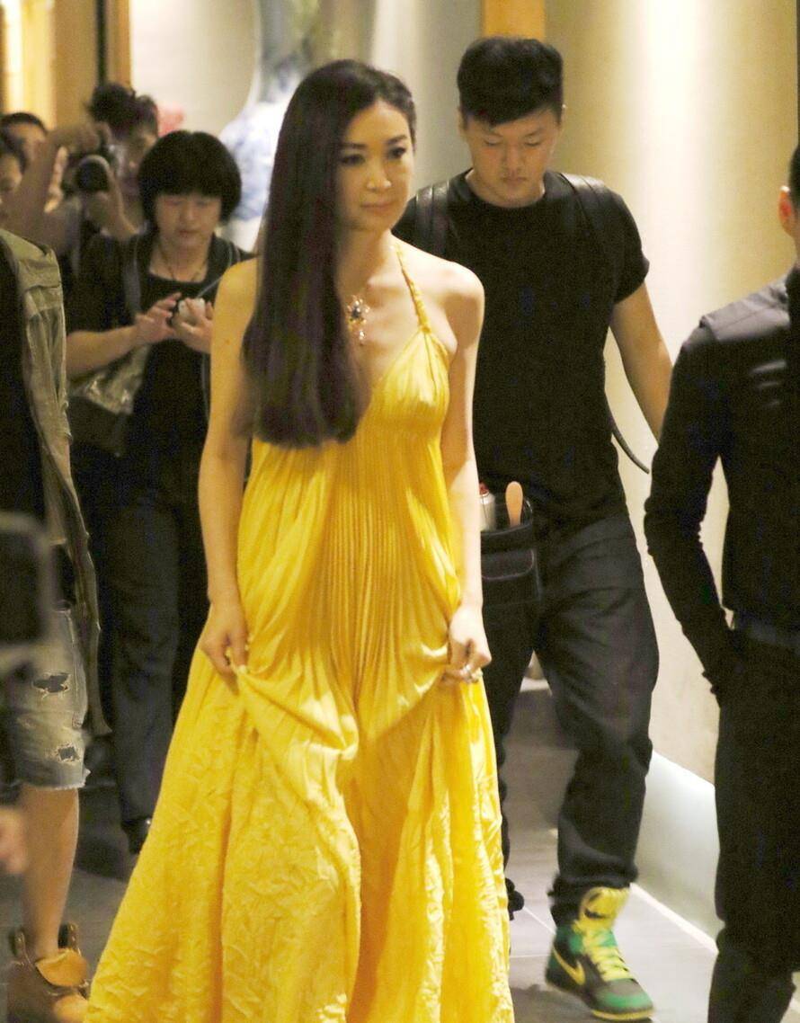 冻龄女神温碧霞,穿黄色挂脖裙身材苗条,披肩直发更优雅_服装