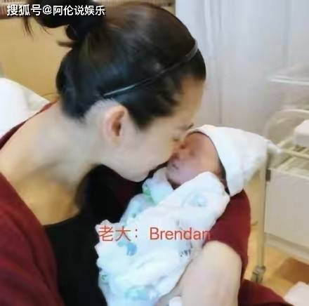 胡杏儿首次公三胎儿子正面照!三兄弟长相如同复制粘贴,太可爱