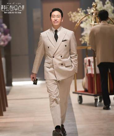 《顶楼2》朱丹泰是变态版霸总?婚姻契约逼书真同房、当女仆,根本先婚后爱套_网友