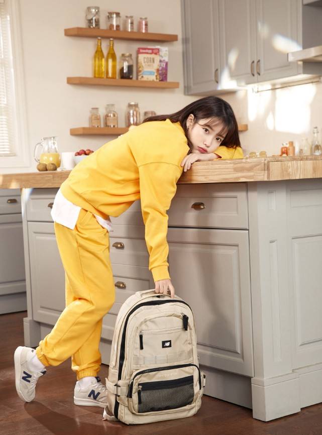 普通常见的休闲运动装iu穿得甜美时尚全靠高颜值支撑