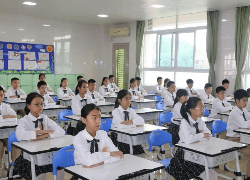 中小学迎来“坏消息”，周六可能要上课，学生忧愁、家长开心_时间