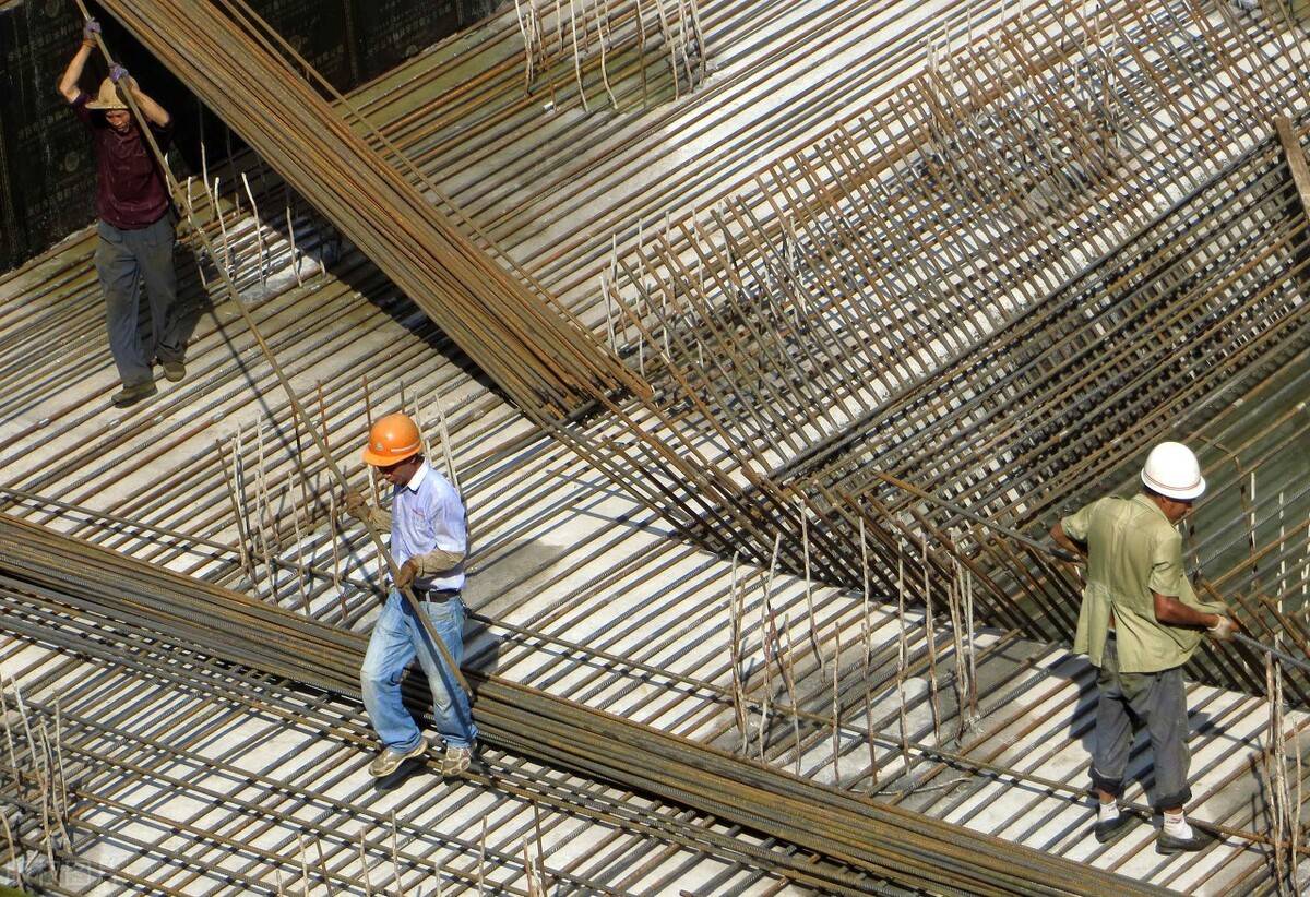 农民工在建筑工地工作,每个月扣税,就是没有五险一金,合法吗?