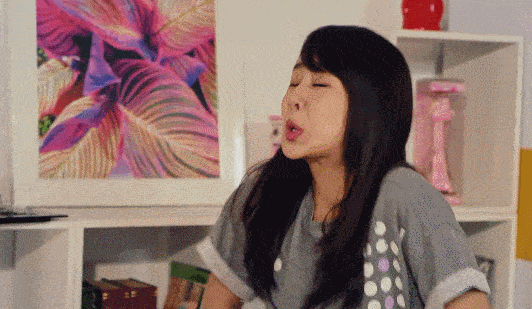 "前面的美女,请留步,我想跟你商量个事儿!" "我不认识你,有什么事啊?