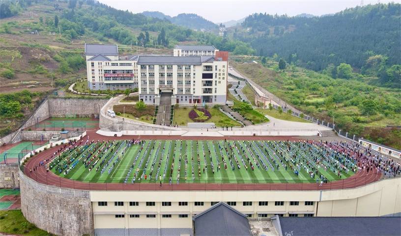 出奇那个兵哟嗬,嗨哟嗬嗨哟嗬,哟嗬嗬……"走进古蔺县太平镇太平小学