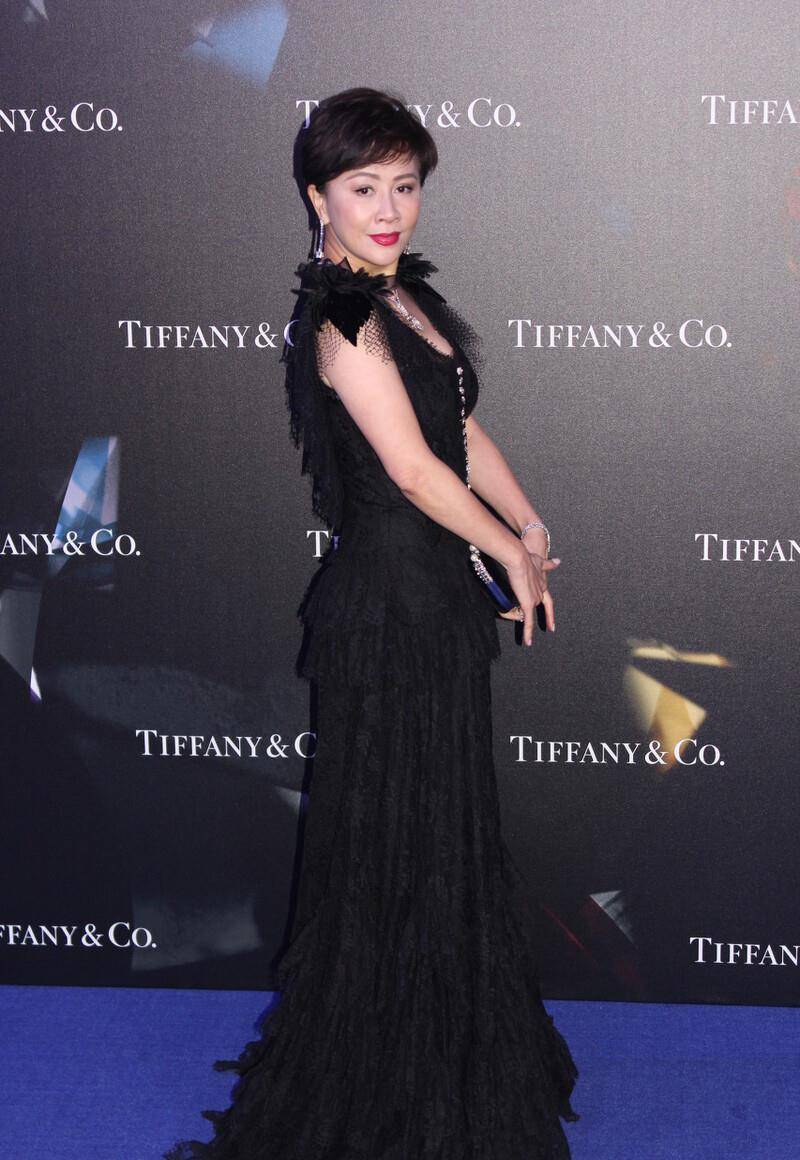 其实刘嘉玲的这件蕾丝连衣裙,在设计上还是非常独特的.