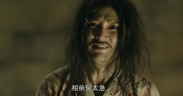 去游玩,看见两头牛在墙里打斗,其中一头牛斗不过,最后掉入井里摔死了