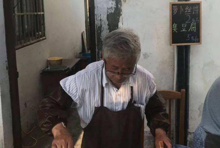 昆山古镇上的小烂摊，只卖2种小吃，70多岁老夫妻苦苦坚守30多年