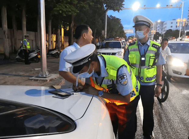 开车违章被抓拍,多久能收到通知?交警:过了这个时间,就没事了