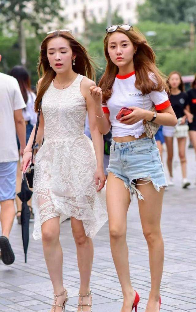 一条短裙和一条短裤一个淑女一个活泼哪个更吸引你