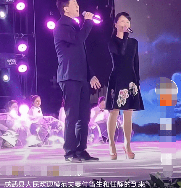 任静夫妻在县城商演,52岁穿紧身裙装阿姨,昏暗灯光都掩不住老态