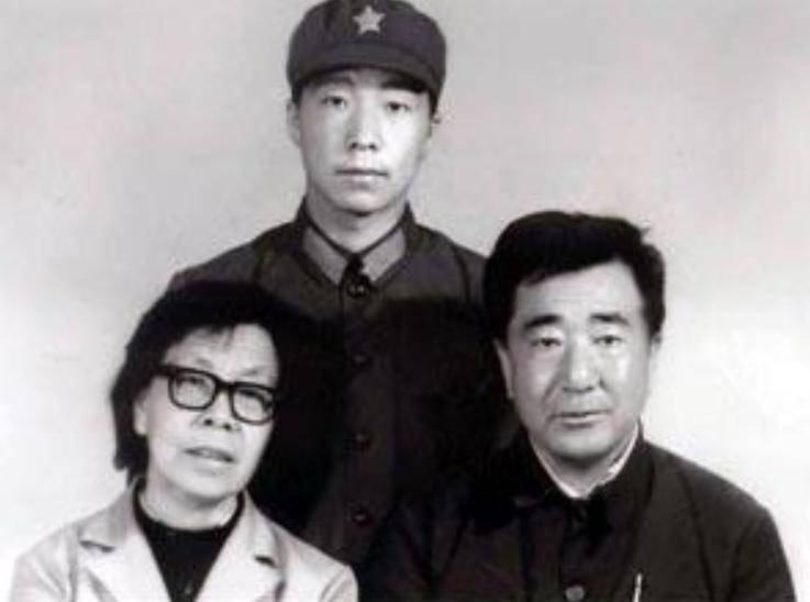 飞行员|18年前杨利伟登上太空时，为什么要带手枪？这是苏联的教训