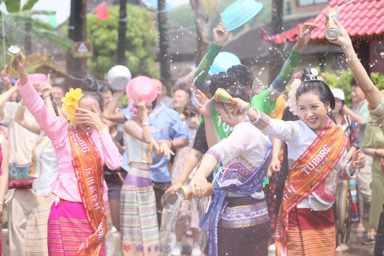 对战泼水透过手机在云端为大家送上傣历新年节的祝福当天的直播活动
