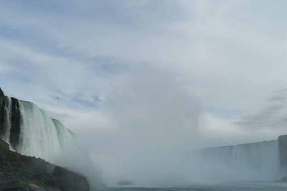 世界闻名的第3大瀑布，被誉为“雷神之水”，竟被2个国家共管！