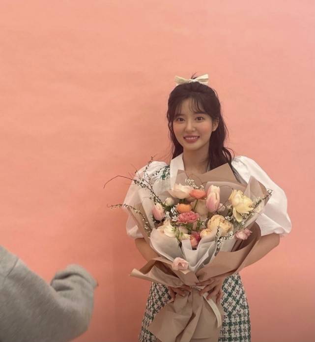 《顶楼》主演售后:露娜恩星雪雅罕见同框,三人穿制服短裙太韩系