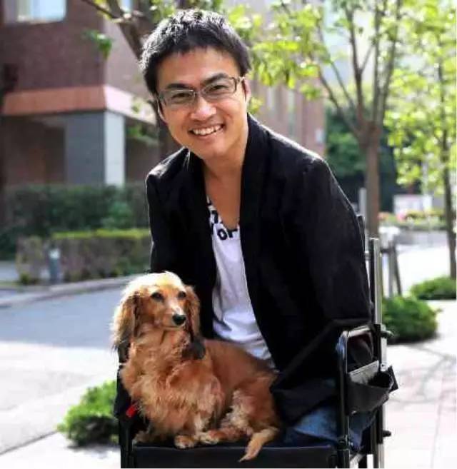 乙武洋匡母亲毕竟是十月怀胎,面对自己这样的小孩,心痛的同时给予了他