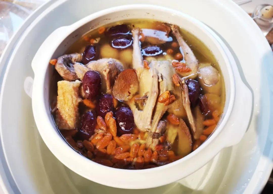 药膳乳鸽汤补血活血,滋补养阴,鸽肉蛋白质含量高而脂肪量较低,汤的