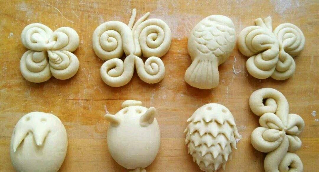 小动物样式馒头这样的馒头就是用水果或者蔬菜汁和面,按照花朵的样式