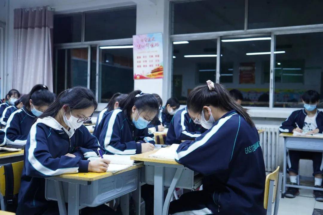 皱着眉头 中学生图片