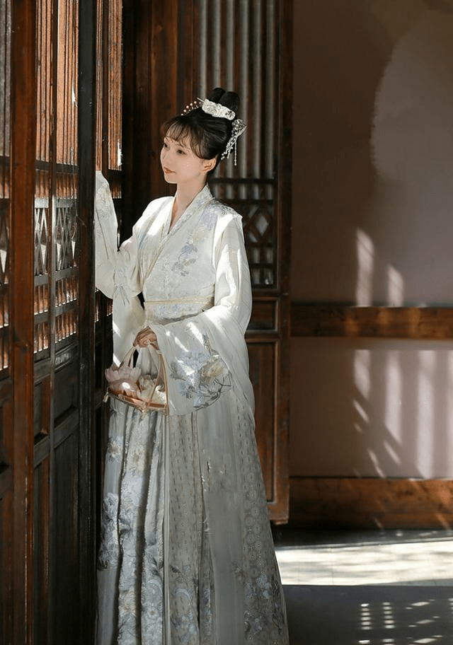 四套白色系汉服,素净又不失华贵,是你心目中的白月光吗_衣服