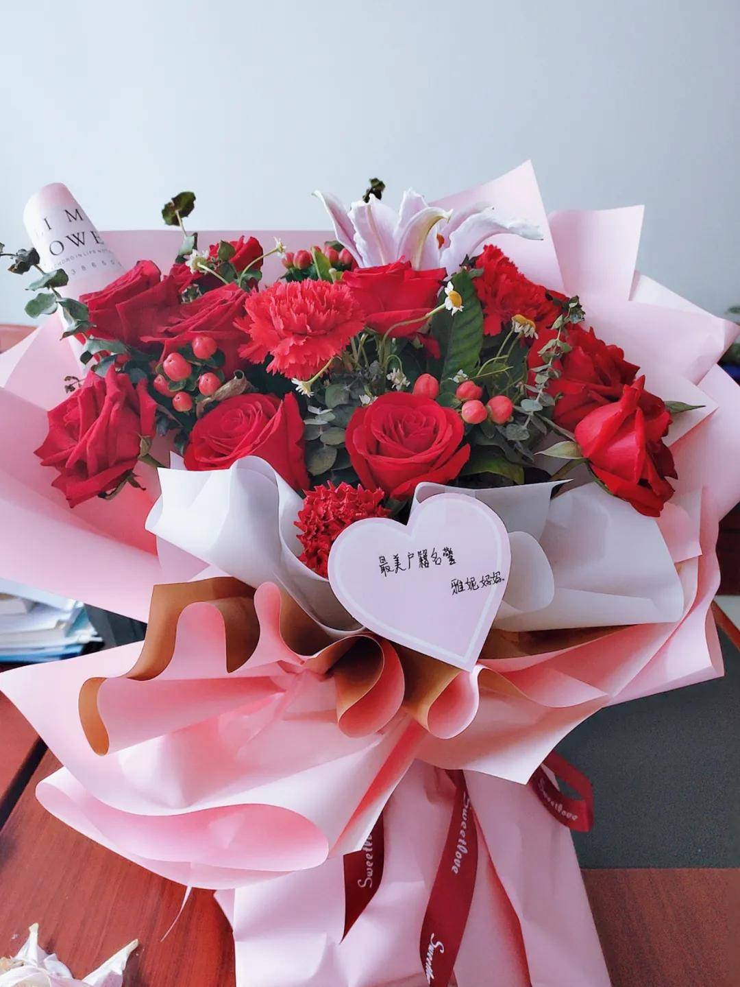 【我为群众办实事】群众送花表谢意 一心为民公仆情