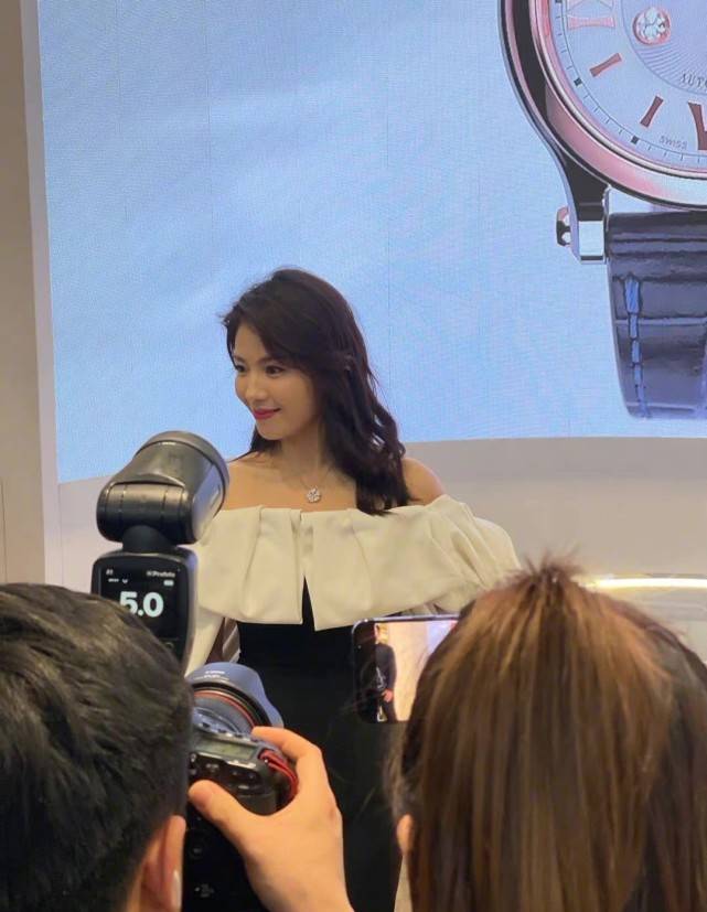 原创120斤刘涛穿紧身裙被勒出好身材生图曝光更瘦了黑白裙好修身