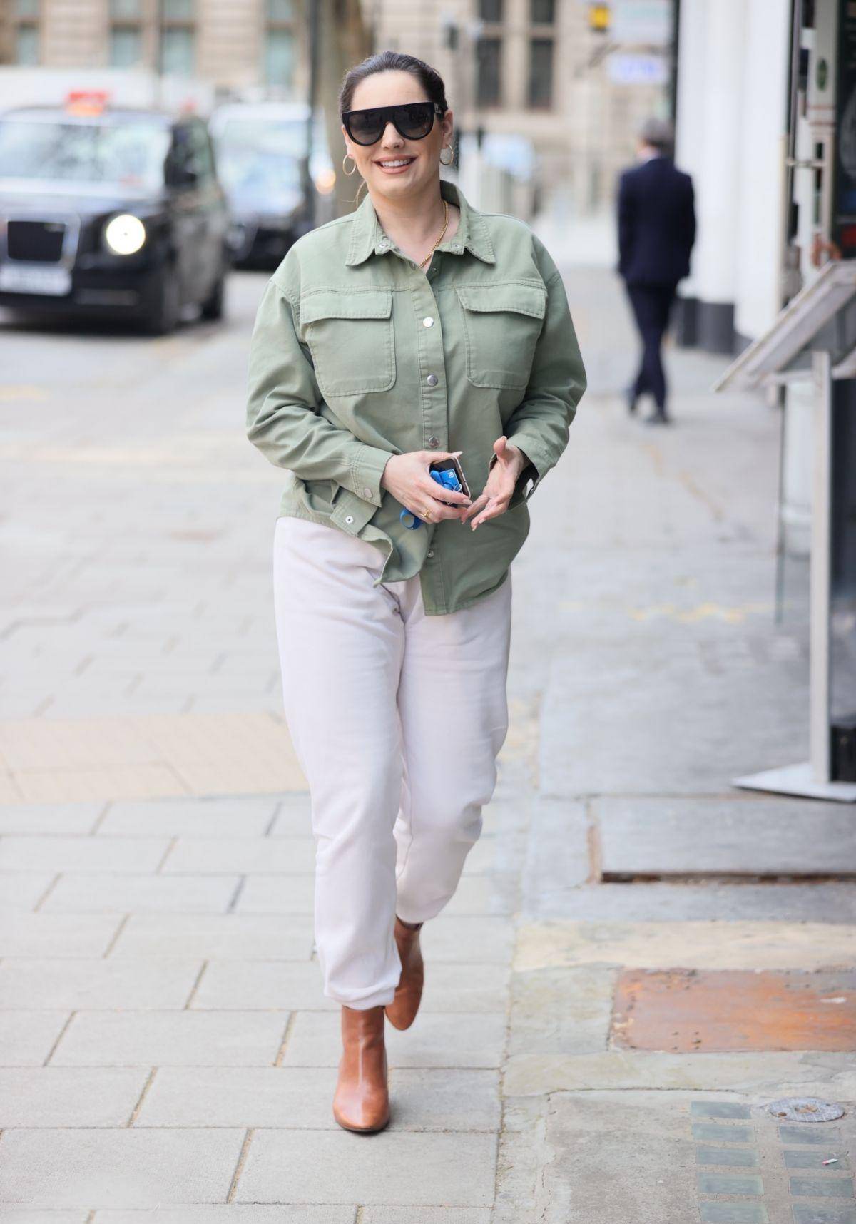 大码美女凯丽布鲁克牛仔衬衫穿搭清新减龄越活越有魅力