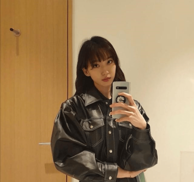 顶楼穿搭造型盘点周锡京斜肩毛衣配背心完美演绎个性少女