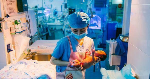 新生儿剪脐带时会疼吗?一出生就哭的真相是这样,妈妈可以放心了