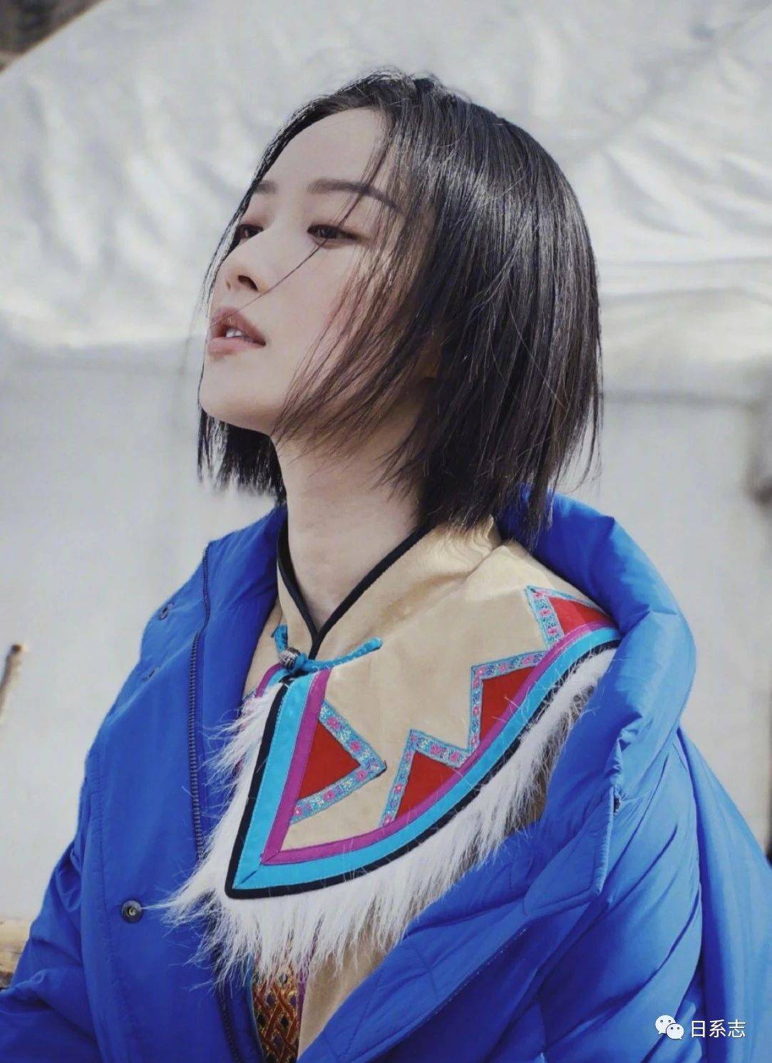 ▼心形脸可以适当强调下巴线和颧骨推荐长度在下颚角附近的稍短波波