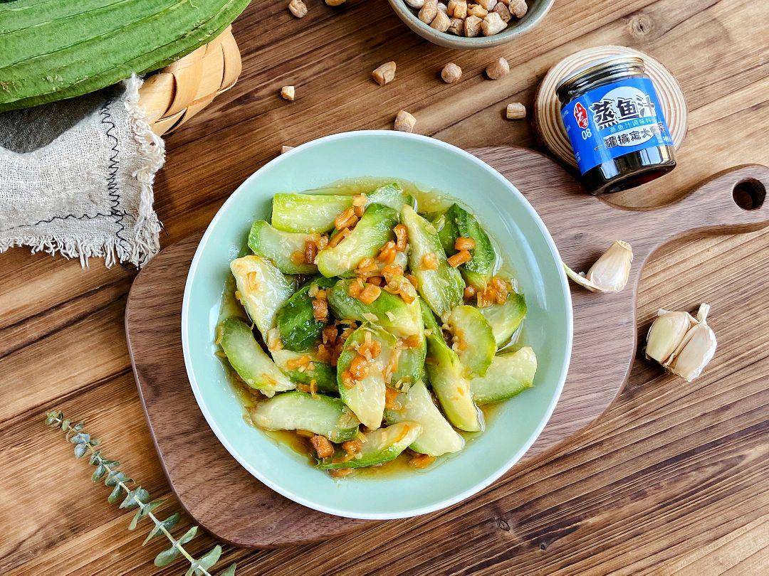 【干贝炒丝瓜的烹饪食谱】食材明细:挑选一根丝瓜(丝瓜有几个品种