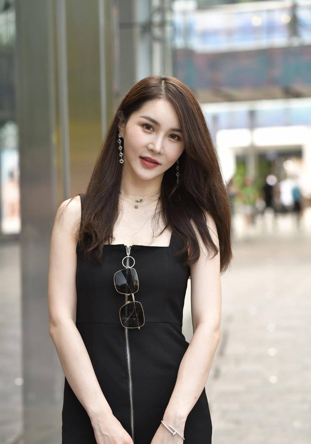 浪漫夏日,黑色裙装穿出成熟优雅的美,选对款让你清爽靓丽又潇洒_裙子