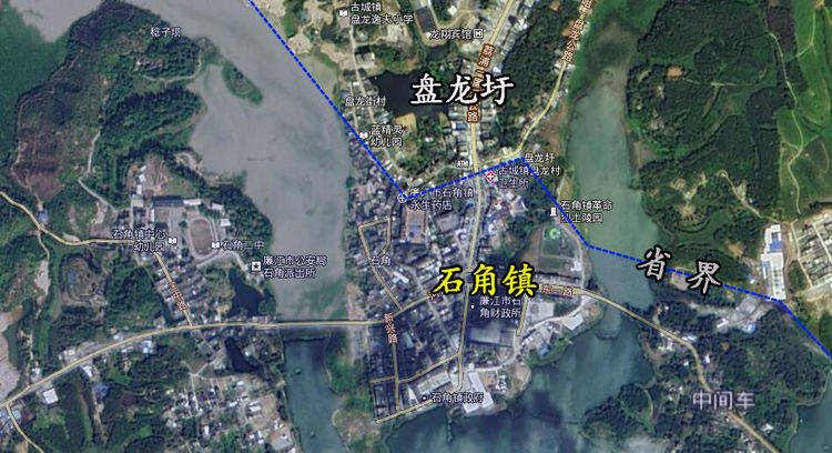 广东廉江市一个镇，城镇位于省界边，距离广西“一步之遥”