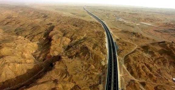 中国最震撼的公路，横贯大漠，长2450公里，穿越500公里无人区！