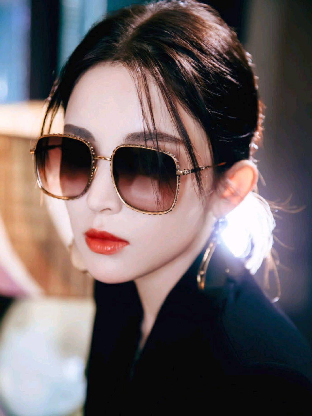 古力娜扎厉害了穿黑色西装配精致耳环散发霸道总裁的气息