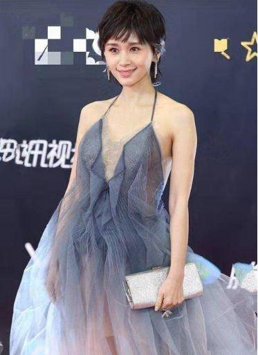 被38岁王子文惊艳到了身穿低胸纱裙秀美背锁骨肩妩媚又性感