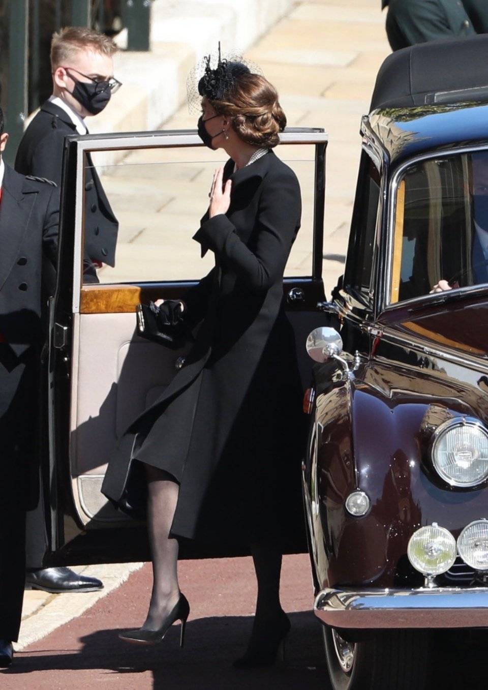 菲利普葬礼,哈里威廉首同框表情不自然,女王哭泣孙辈们却都淡定