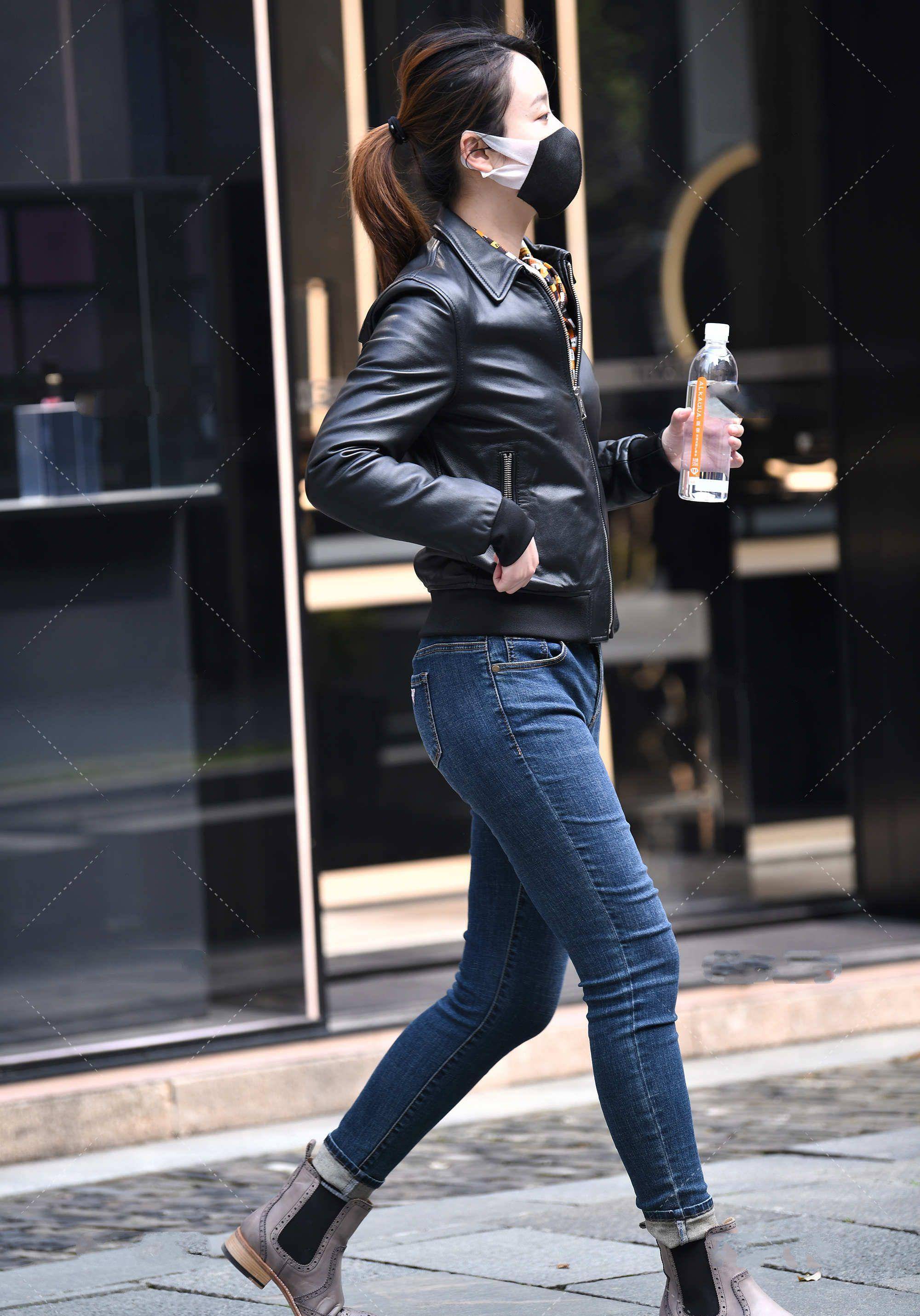 原创黑色皮衣穿在身上提升气场配上靴子个性帅气