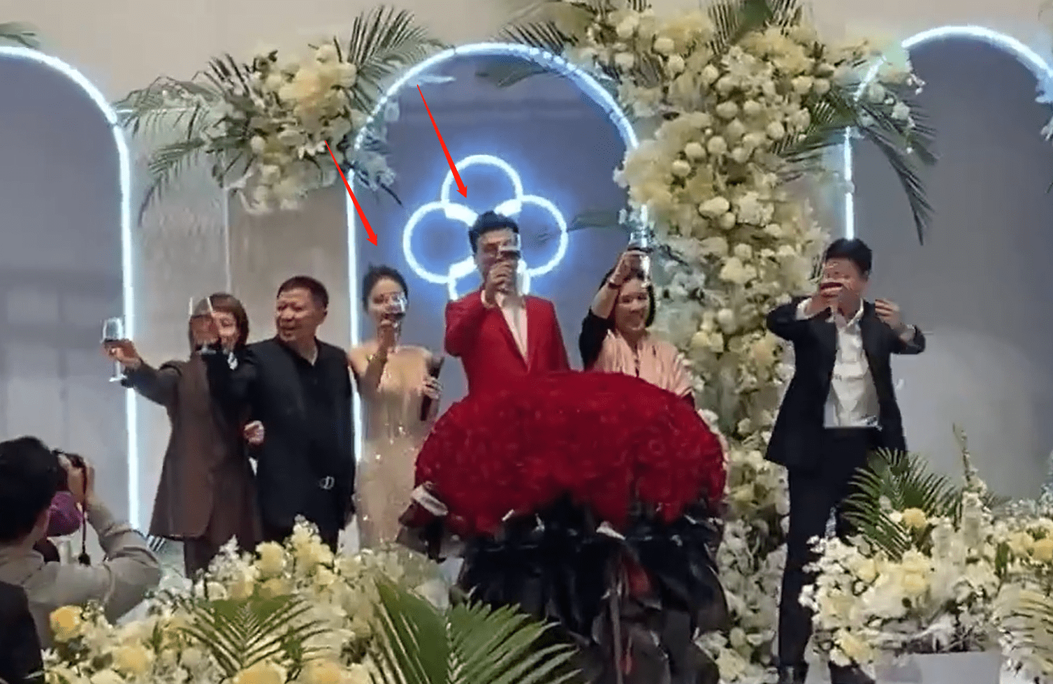 项某,在他毫不知情的情况下,在台州某饭店与另外一个男人(徐某)订婚了