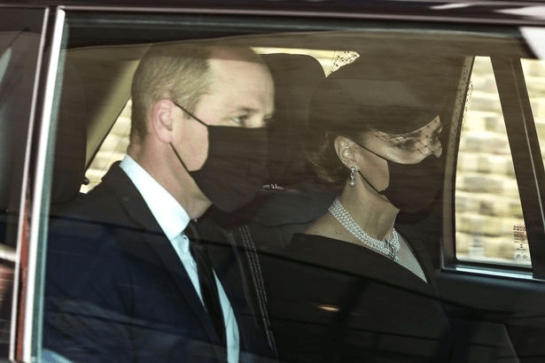 凯特佩戴英女王的珍珠项链，现身菲利普葬礼，向公公告别