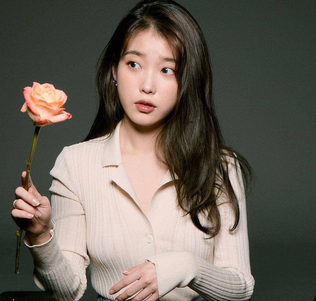 原创李知恩嘴叼花太美啦穿杏色针织开衫配蓝色牛仔裤清新显瘦