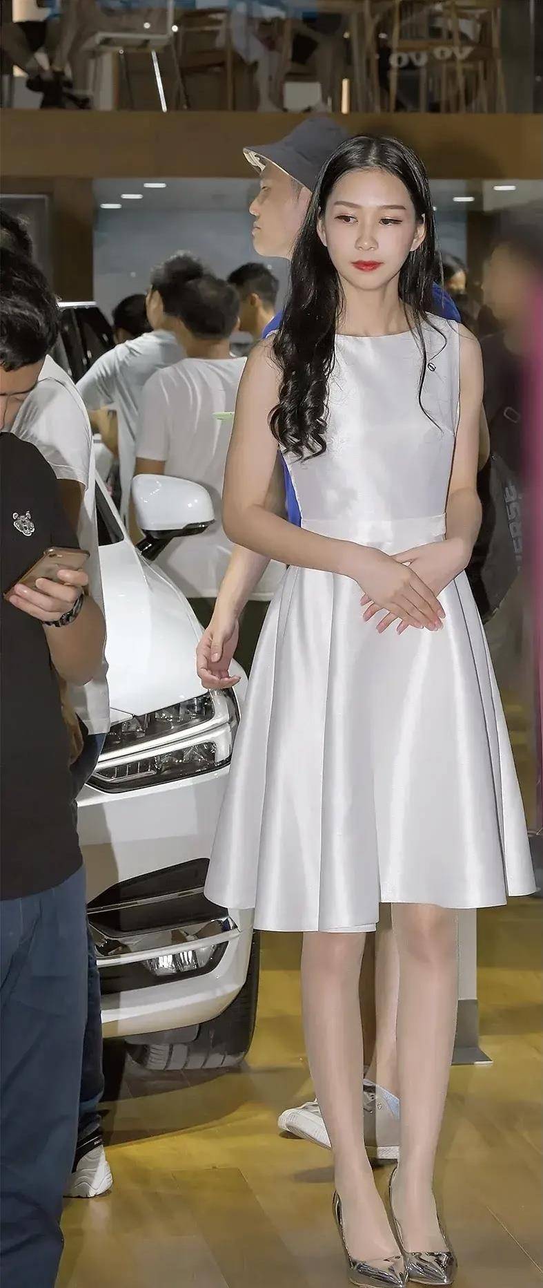 一双美丽高跟鞋 让女性变更加高挑 身材更加挺拔 更具女性魅力 生活