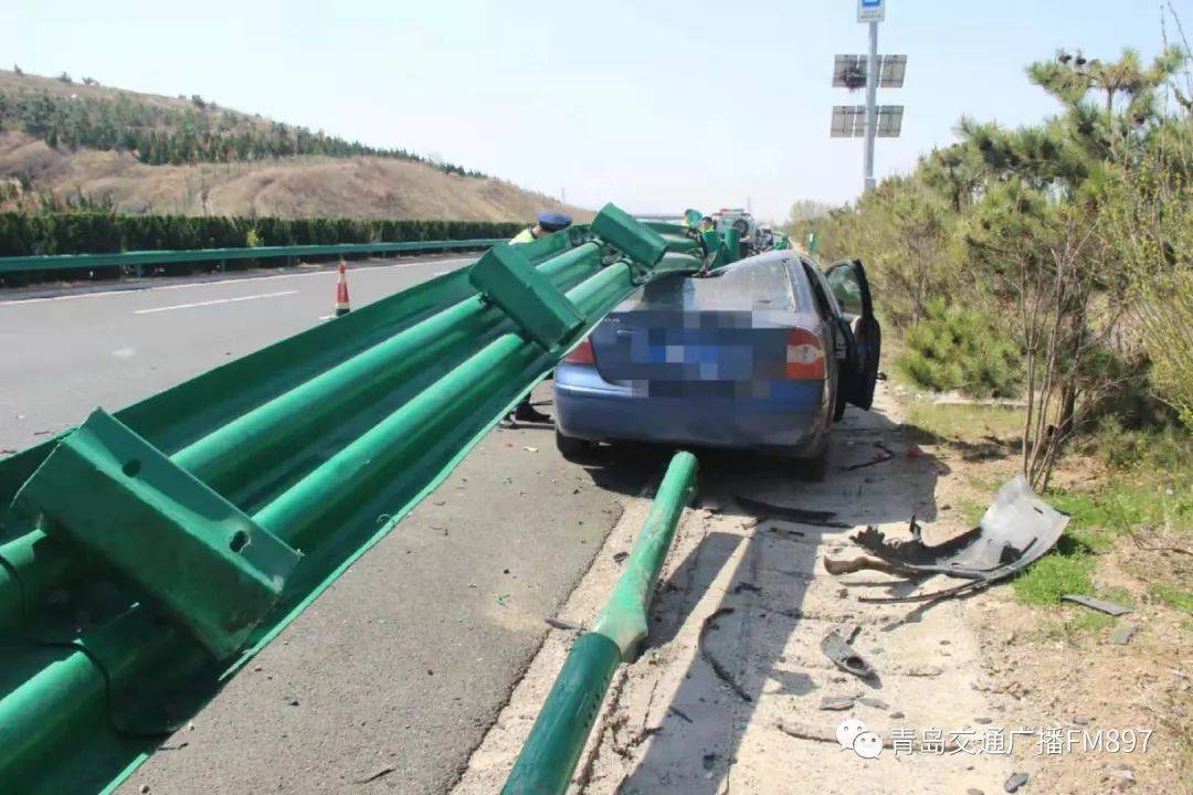 危险青岛高速路上一车辆撞向护栏原因是