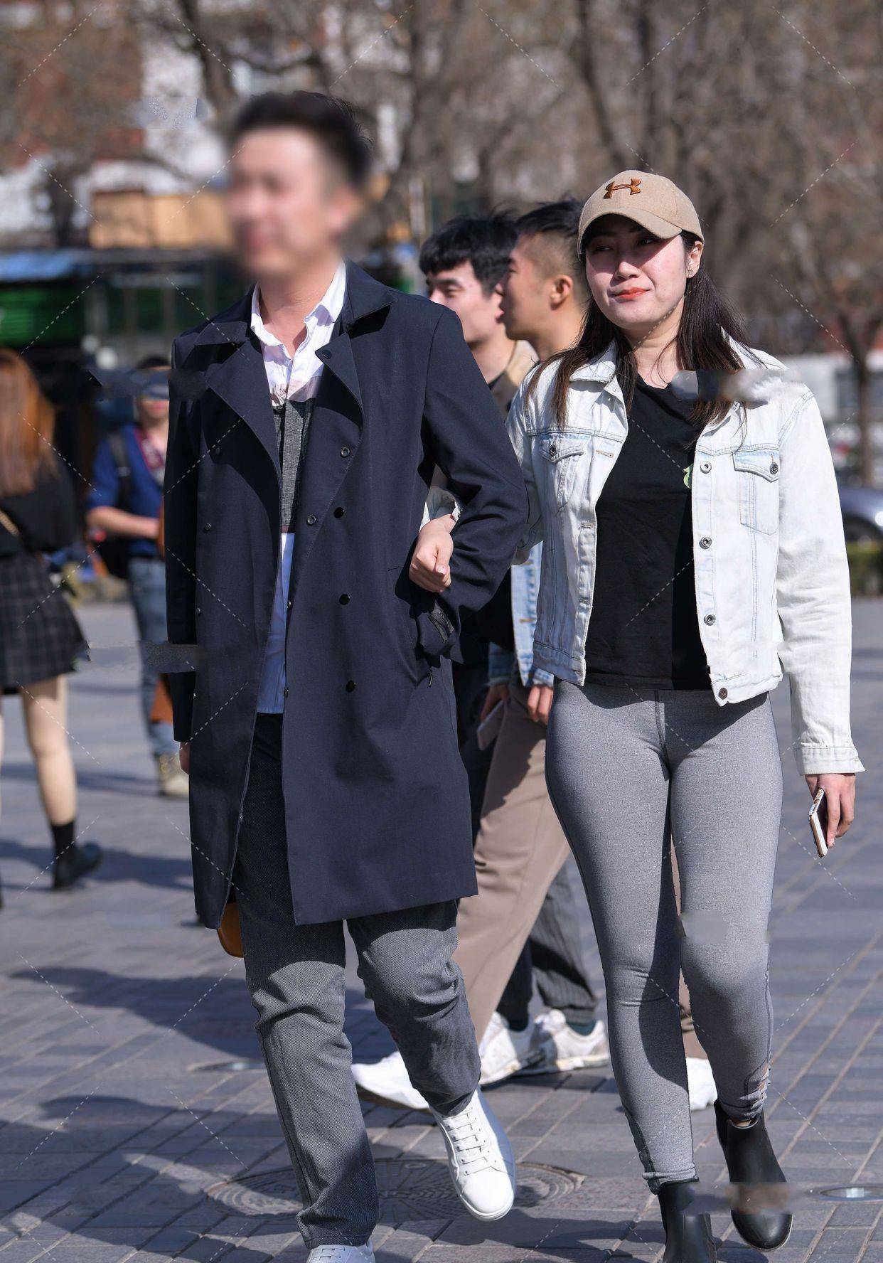 牛仔外套和运动裤搭配出来的混搭气质好看还不挑人