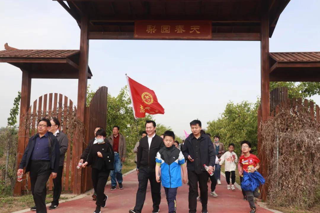 "相约小镇,赏花健步"大型健步走活动在美丽的平舆蓝天芝麻小镇小镇拉