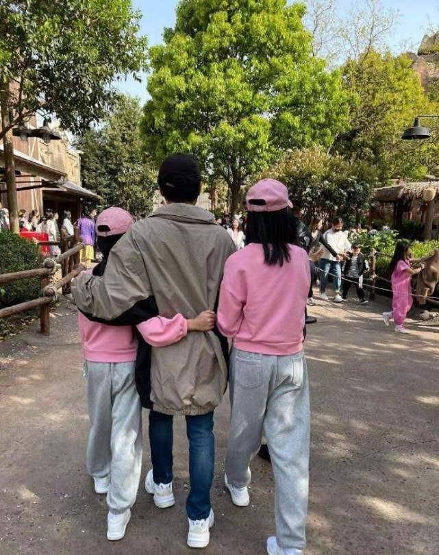 佟大为老婆晒父女三人同行背影醋意十足俩女儿穿姐妹装身高抢镜
