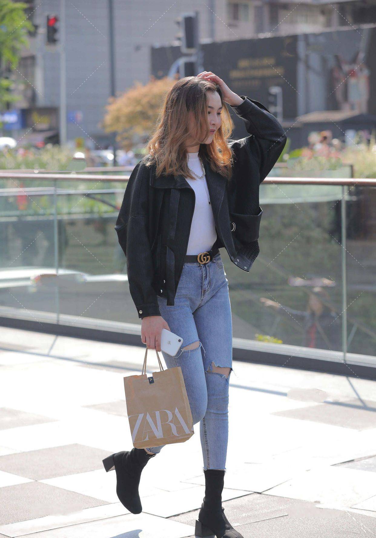 原创皮夹克搭配白色上衣,高腰牛仔裤搭配小黑靴,显白又气质独特