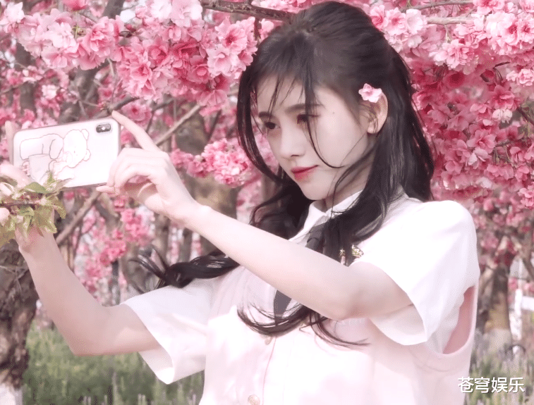 鞠婧祎去春游穿少女漫制服好甜镜头拉近那一刻皮肤没看错