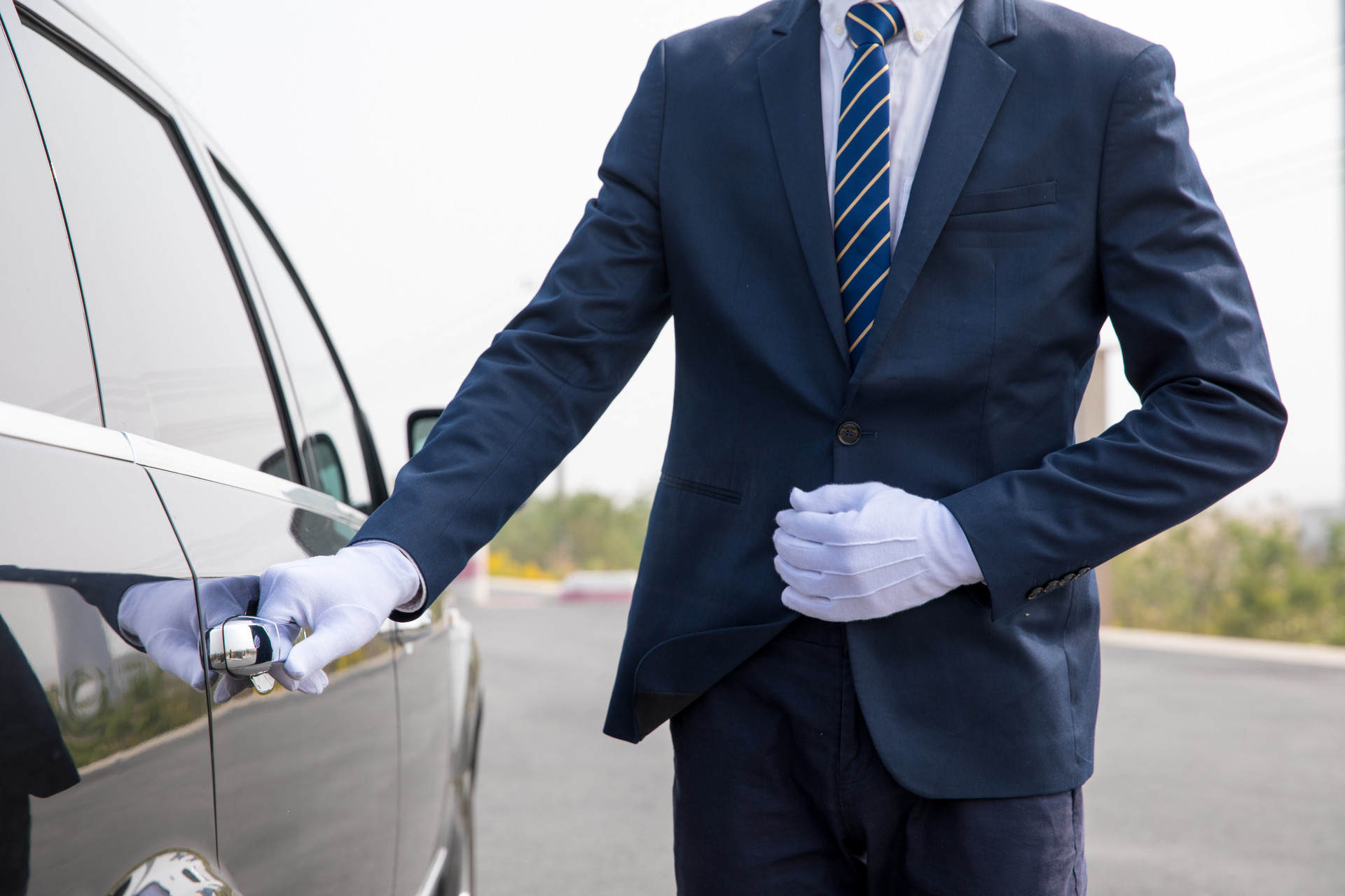 必须天天要穿西装上班,开车时候要戴白手套,要去学一些高级司机礼仪