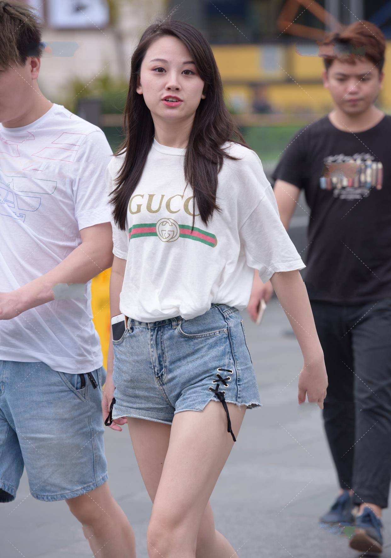 宽松白色印花t恤,搭配绑带牛仔裤,轻便舒适的日常休闲装